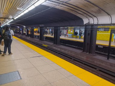 Toronto, ON, Kanada - 24 Nisan 2025: İçerideki Dundas Batı metro istasyonuna bakın