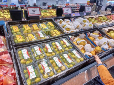 Toronto, ON, Kanada - 27 Nisan 2025: Walmart süpermarketindeki üretim departmanına bakın.