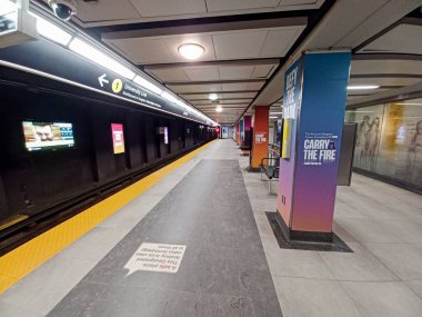 Toronto, ON, Kanada - 26 Nisan 2025: İçerideki Wellesley metro istasyonuna bakın