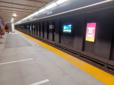 Toronto, ON, Kanada - 26 Nisan 2025: İçerideki Wellesley metro istasyonuna bakın