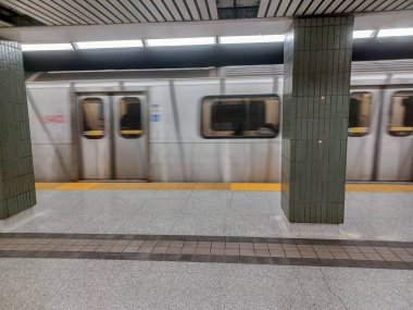 Toronto, ON, Kanada - 27 Nisan 2025: Osgoode metro istasyonunda (Yeşil Hat) görüntüle