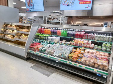 Toronto, ON, Kanada - 27 Nisan 2025: Walmart süpermarketindeki üretim departmanına bakın.