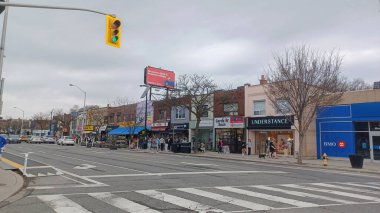 Toronto, ON, Kanada - 14 Nisan 2025: İnsanlar Durie Caddesi yakınlarındaki Bloor Caddesi boyunca 9 bahar öğleden sonra bulutlu bir gökyüzü altında yürüyüp alışveriş yapıyorlar.