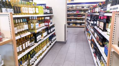 Toronto, On, Kanada - 27 Nisan 2025: LCBO alkol mağazasının iç görünümü