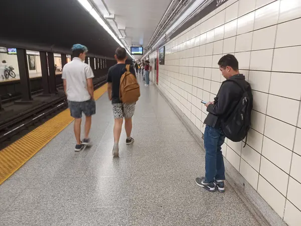 Toronto, ON, Kanada - 26 Nisan 2025: İçerideki Spadina metro istasyonuna bakın