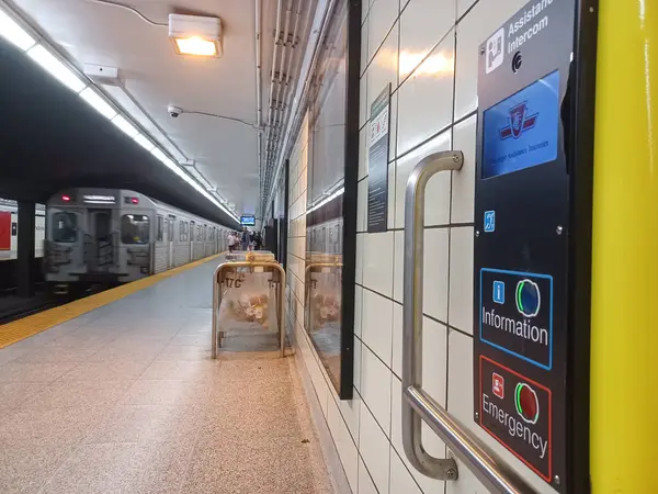Toronto, ON, Kanada - 26 Nisan 2025: İçerideki Spadina metro istasyonuna bakın