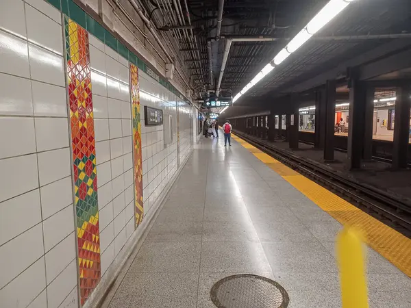 Toronto, ON, Kanada - 4 Haziran 2024: İçerideki Sherbourne İstasyonu metro istasyonunda görüntüle