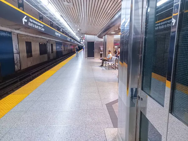 Toronto, ON, Kanada - 27 Nisan 2025: İçerideki Sheppard-Younge metro istasyonuna bakın