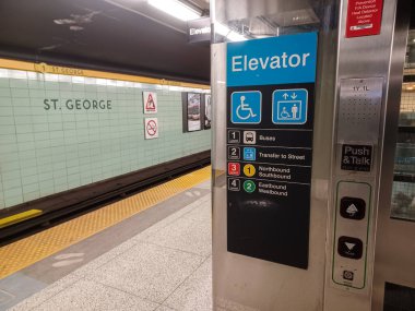 Toronto, ON, Kanada - 24 Nisan 2025: İçerideki St. George metro istasyonuna bakın