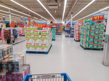 Toronto, ON, Kanada - 27 Nisan 2025: Walmart süpermarketinin malzeme bölümüne bakın.