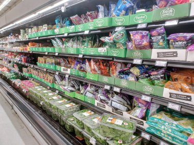 Toronto, ON, Kanada - 27 Nisan 2025: Walmart süpermarketindeki üretim departmanına bakın.