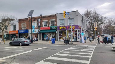 Toronto, ON, Kanada - 14 Nisan 2025: İnsanlar Durie Caddesi yakınlarındaki Bloor Caddesi boyunca 9 bahar öğleden sonra bulutlu bir gökyüzü altında yürüyüp alışveriş yapıyorlar.