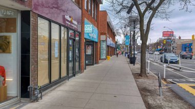 Toronto, ON, Kanada - 14 Nisan 2025: İnsanlar Durie Caddesi yakınlarındaki Bloor Caddesi boyunca 9 bahar öğleden sonra bulutlu bir gökyüzü altında yürüyüp alışveriş yapıyorlar.