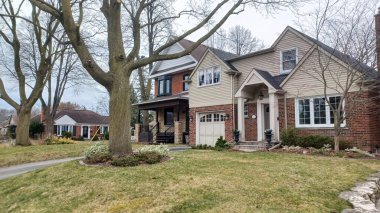 Toronto, ON, Kanada - 13 Nisan 2025: Bulutlu bir günde Etobikola bölgesinde yan yana duran iki farklı mesken.