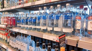 Toronto, On, Kanada - 27 Nisan 2025: LCBO alkol mağazasının iç görünümü