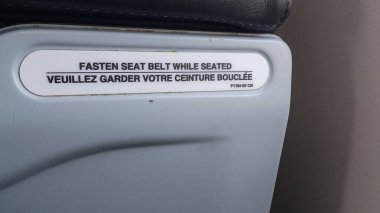 Charlotte, NC, ABD 29 Nisan 2025: Modern bir bina lobisi cam duvarlardan ağaçlara ve açık hava manzarasına bakıyor..