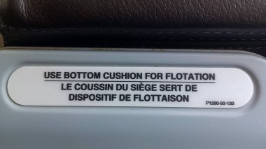Charlotte, NC, ABD 29 Nisan 2025: Modern bir bina lobisi cam duvarlardan ağaçlara ve açık hava manzarasına bakıyor..