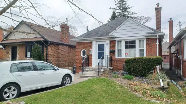 Toronto, ON, Kanada - 13 Nisan 2025: Bulutlu bir günde Etobikola bölgesinde yan yana duran iki farklı mesken.