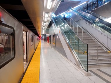 Toronto, ON, Kanada - 24 Nisan 2025: Vaughan Metropolitan Centre metro istasyonunda görüntülendi