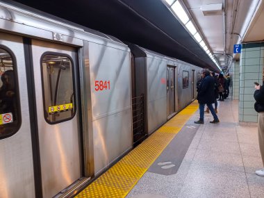 Toronto, ON, Kanada - 24 Nisan 2025: İçerideki St. George metro istasyonuna bakın