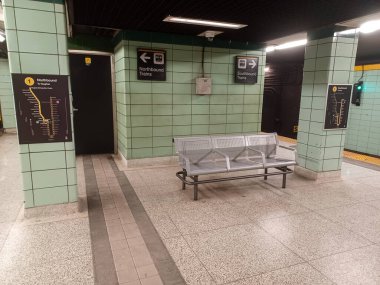 Toronto, ON, Kanada - 24 Nisan 2025: İçerideki St. George metro istasyonuna bakın