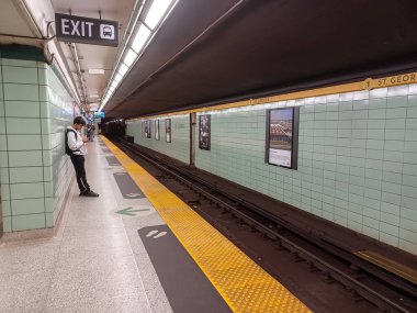 Toronto, ON, Kanada - 24 Nisan 2025: İçerideki St. George metro istasyonuna bakın