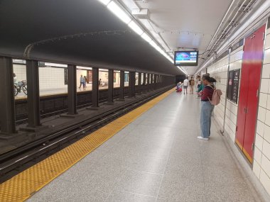 Toronto, ON, Kanada - 26 Nisan 2025: İçerideki Spadina metro istasyonuna bakın