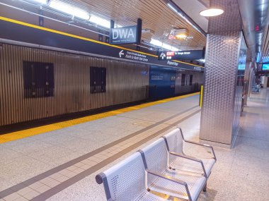 Toronto, ON, Kanada - 27 Nisan 2025: İçerideki Sheppard-Younge metro istasyonuna bakın