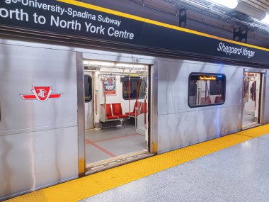 Toronto, ON, Kanada - 27 Nisan 2025: İçerideki Sheppard-Younge metro istasyonuna bakın