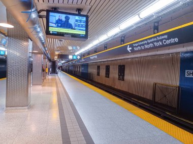 Toronto, ON, Kanada - 27 Nisan 2025: İçerideki Sheppard-Younge metro istasyonuna bakın