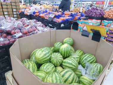Toronto, ON, Kanada - 27 Nisan 2025: Walmart süpermarketindeki üretim departmanına bakın.