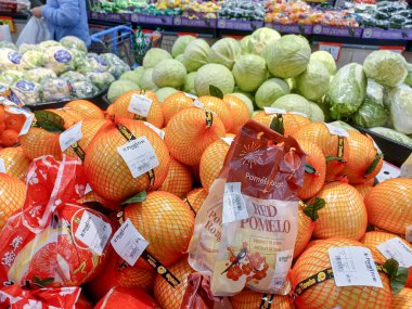Toronto, ON, Kanada - 27 Nisan 2025: Walmart süpermarketindeki üretim departmanına bakın.