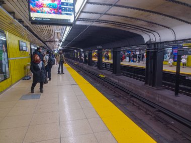 Toronto, ON, Kanada - 24 Nisan 2025: İçerideki Dundas Batı metro istasyonuna bakın
