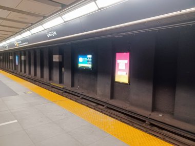 Toronto, ON, Kanada - 26 Nisan 2025: İçerideki Wellesley metro istasyonuna bakın