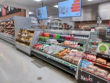 Toronto, ON, Kanada - 27 Nisan 2025: Walmart süpermarketindeki üretim departmanına bakın.