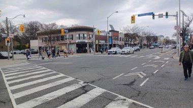 Toronto, ON, Kanada - 14 Nisan 2025: İnsanlar Durie Caddesi yakınlarındaki Bloor Caddesi boyunca 9 bahar öğleden sonra bulutlu bir gökyüzü altında yürüyüp alışveriş yapıyorlar.