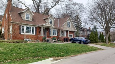 Toronto, ON, Kanada - 13 Nisan 2025: Bulutlu bir günde Etobikola bölgesinde yan yana duran iki farklı mesken.