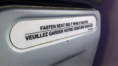 Charlotte, NC, ABD 29 Nisan 2025: Modern bir bina lobisi cam duvarlardan ağaçlara ve açık hava manzarasına bakıyor..