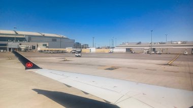 Toronto, ON, Kanada - 1 Mayıs 2025: Air Canada akçaağaç yaprağı logosuna sahip kanat ve kuyruk yüzgeci bir katman üzerinde görülebilir