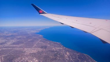 Toronto, ON, Kanada - 1 Mayıs 2025: Air Canada akçaağaç yaprağı logosuna sahip kanat ve kuyruk yüzgeci uçuş sırasında bir bulut katmanının üzerinde görünür..