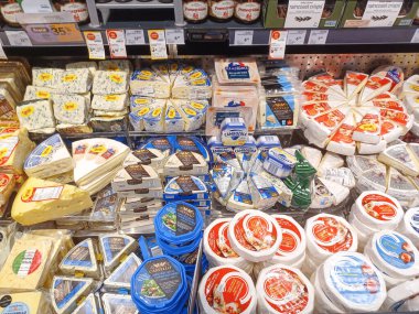 Toronto, On, Kanada - 28 Ağustos 2024: Kanada mağazasındaki şarküteri ve peynir reyonuna bakın.