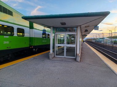 Etobikola, ON, Kanada 20 Ekim 2024: Oakville Go tren istasyonu manzarası.