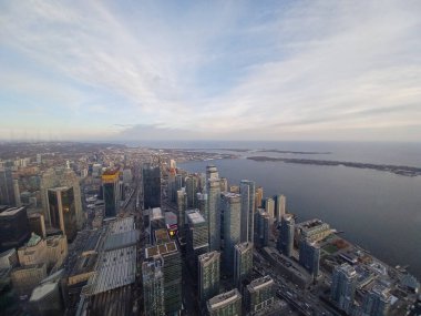 Toronto, ON, Kanada 27 Kasım 2024: Açık bir öğleden sonra CN Tower gözlem güvertesinden Toronto şehir merkezinin geniş bir manzarası görüldü..