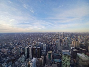 Toronto, ON, Kanada 27 Kasım 2024: Açık bir öğleden sonra CN Tower gözlem güvertesinden Toronto şehir merkezinin geniş bir manzarası görüldü..