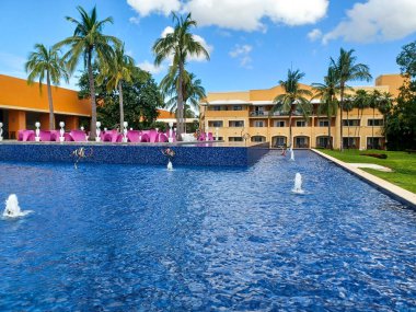 Playa del Carmen, Quintana Roo, Meksika - 20 Kasım 2024: Sonbahar sezonunda Barcelo Maya Oteli bölgesinde