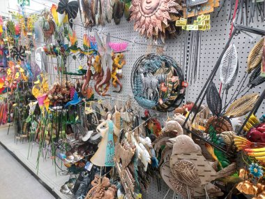 Toronto, On, Kanada - 14 Temmuz 2024: Farklı ürünler mağaza raflarında sıralanır