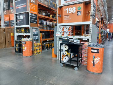 Toronto, On, Kanada - 21 Aralık 2024: Home Depot 'taki rafların ve rafların görüntüsü.