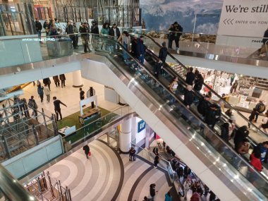 Toronto, On, Kanada - 21 Kasım 2024: Toronto Alışveriş Merkezinde İçeriden Bakış.