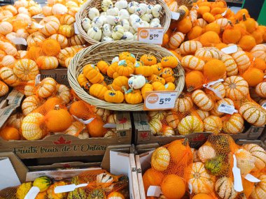 Toronto, On, Kanada - 23 Kasım 2024: Kanada mağazasındaki üretim departmanına bakın.