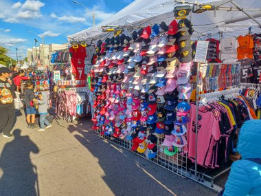 Toronto, ON, Kanada 9 Eylül 2024: İnsanlar güneşli bir öğleden sonra yemek standı, müzik ve etkinlikleriyle Kingsway Street Festivali 'nin tadını çıkarıyor..